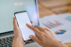Hand som håller telefon och använder en app