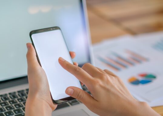 Hand som håller telefon och använder en app